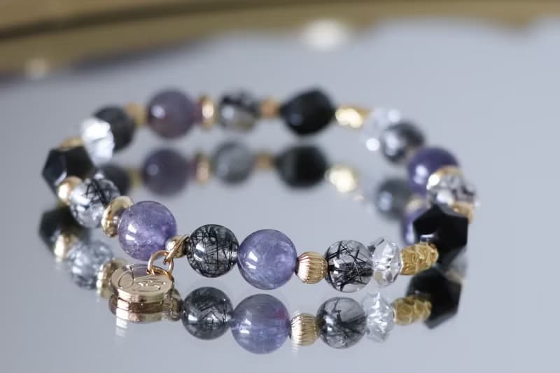 招財防小人手鍊原礦設計 /  印度洋之淚 - 血滴堇青石-黑髮晶