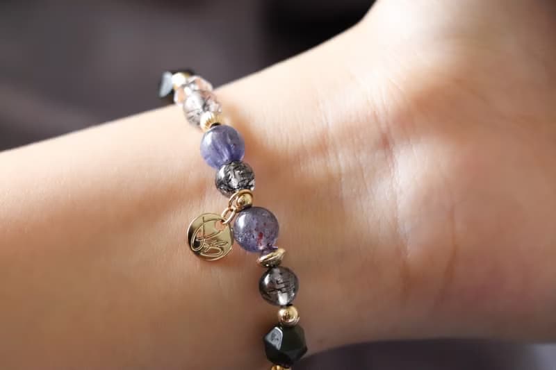 招財防小人手鍊原礦設計 /  印度洋之淚 - 血滴堇青石-黑髮晶