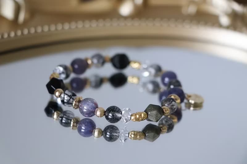 招財防小人手鍊原礦設計 /  印度洋之淚 - 血滴堇青石-黑髮晶