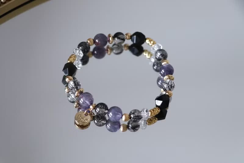 招財防小人手鍊原礦設計 /  印度洋之淚 - 血滴堇青石-黑髮晶