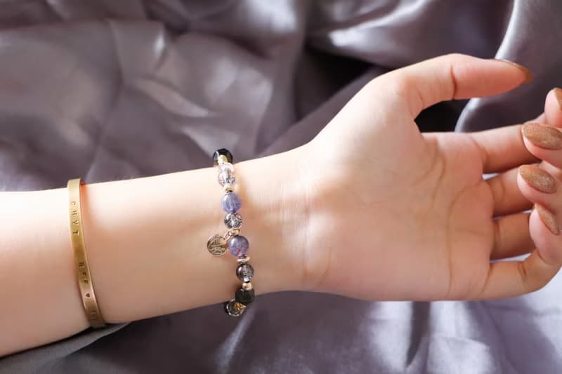 招財防小人手鍊原礦設計 /  印度洋之淚 - 血滴堇青石-黑髮晶