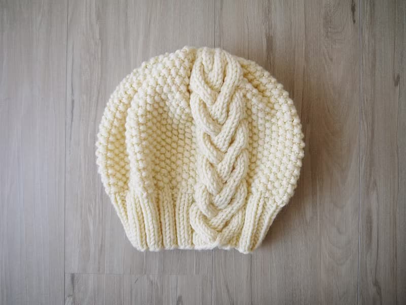 手作編織毛帽~ 美麗諾/寬鬆側邊麻花毛帽系列(米白)