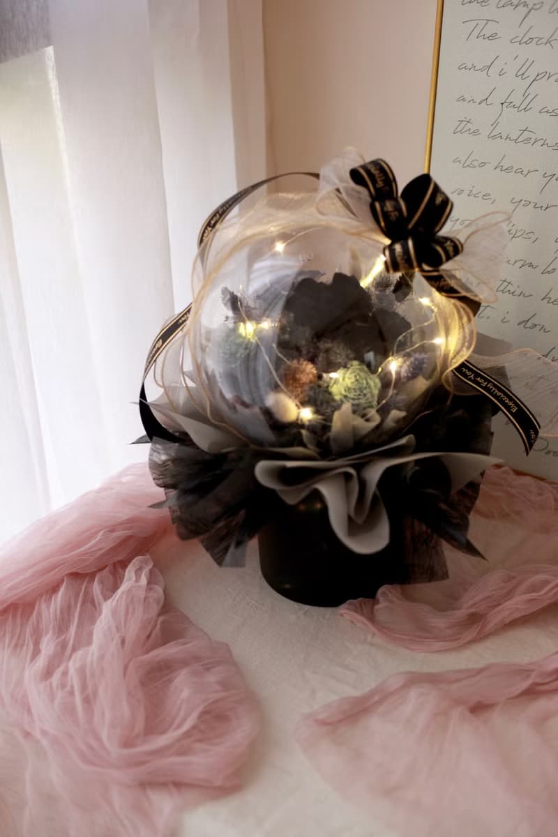 墨羽之境。開幕 祝賀 升遷 20吋光球抱抱桶永生花束