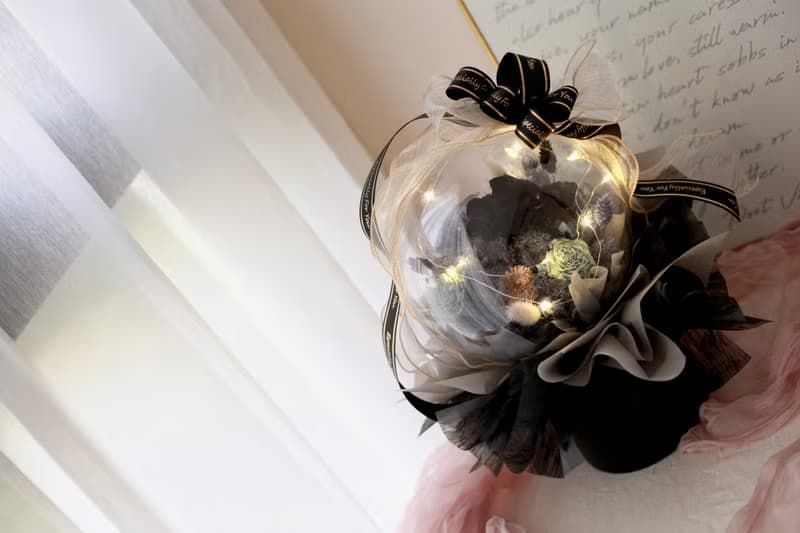 墨羽之境。開幕 祝賀 升遷 20吋光球抱抱桶永生花束