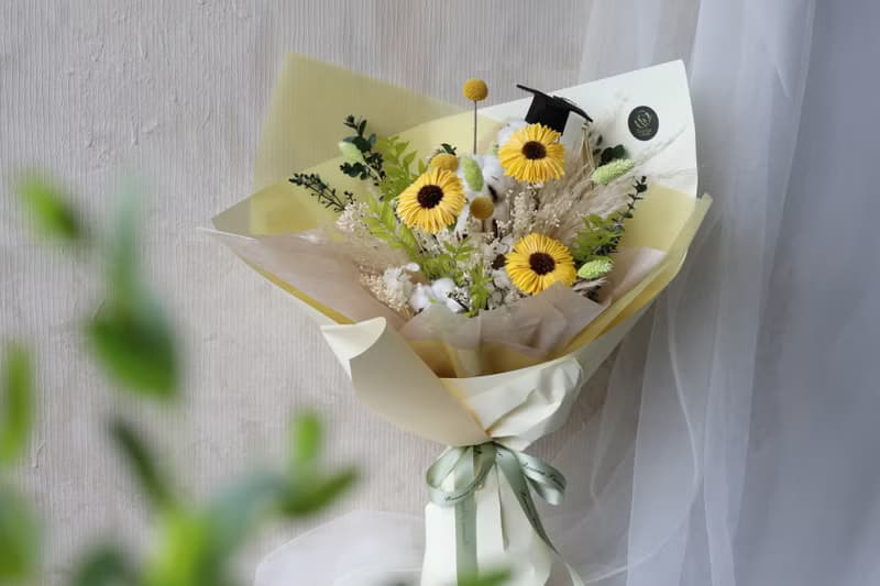 畢業帽 索拉太陽花棉花永生花束
