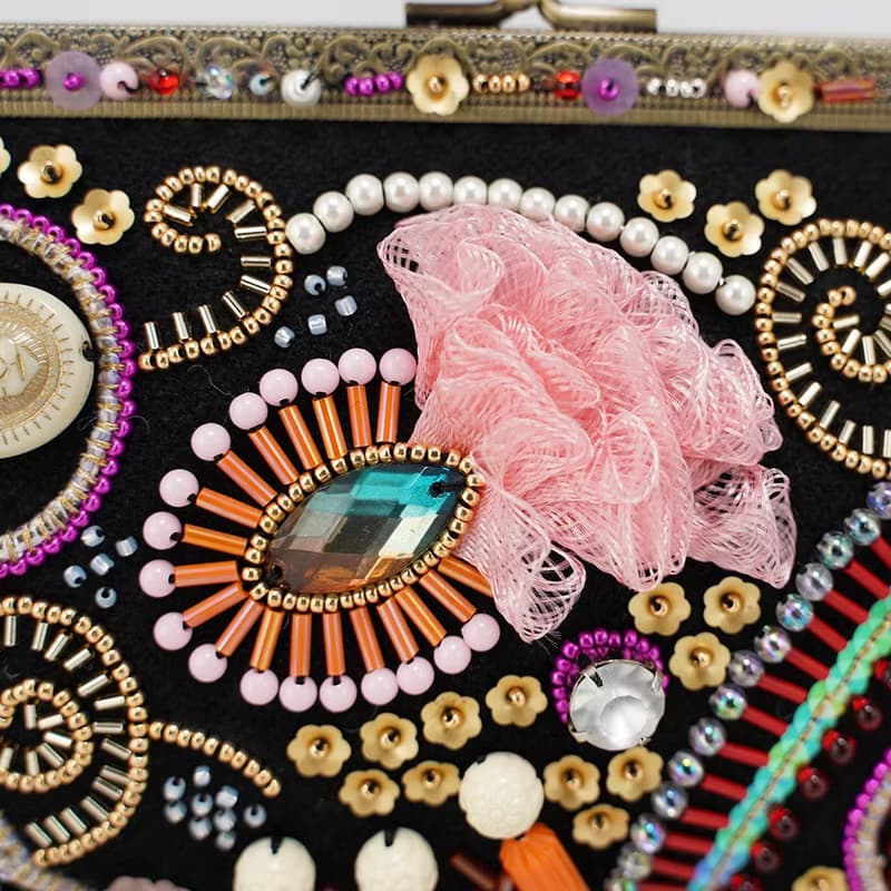 とっておきのがま口バッグ ウールガーゼ　ビーズ刺繍　ブラック　ビビッド　ミニ