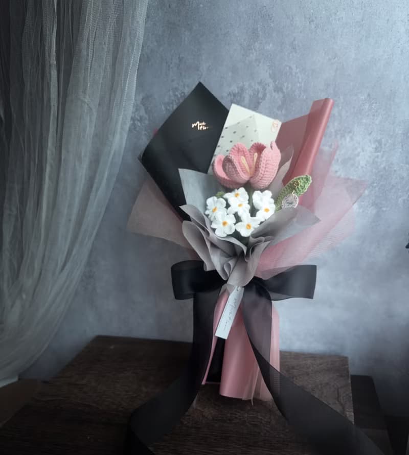 鬱金香與勿忘我花束- 黑與粉 Black & Pink