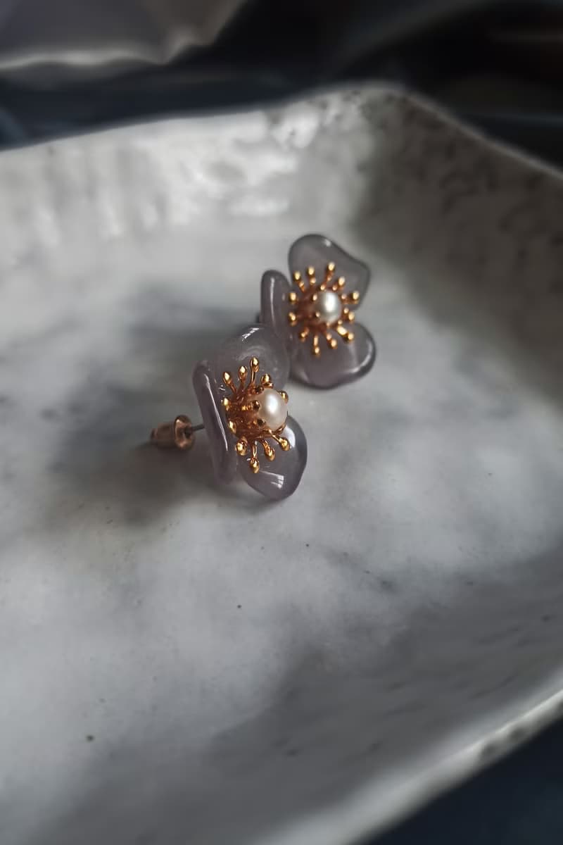 淡水珍珠三瓣花耳環  藍/灰