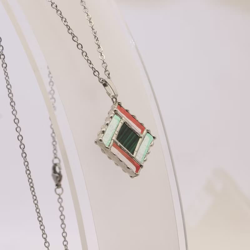 細密ステンドグラスと天然石のペンダント