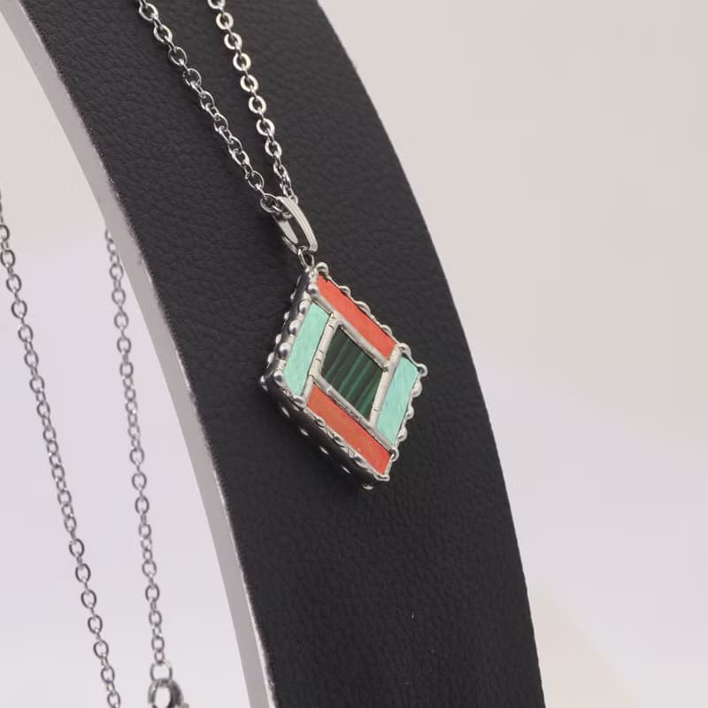 細密ステンドグラスと天然石のペンダント