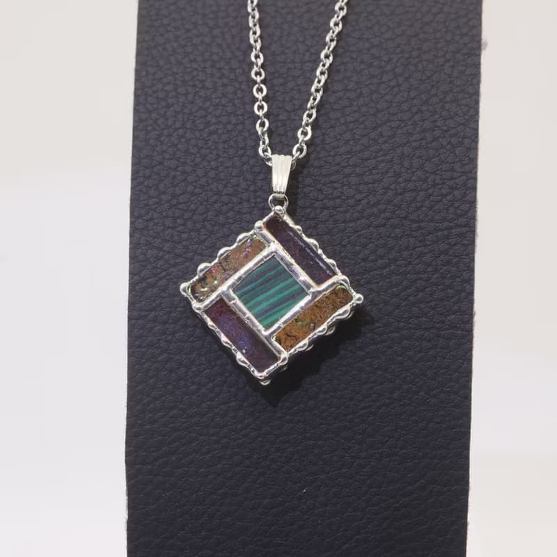 細密ステンドグラスと天然石のペンダント