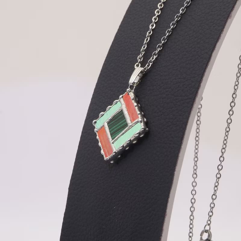 細密ステンドグラスと天然石のペンダント