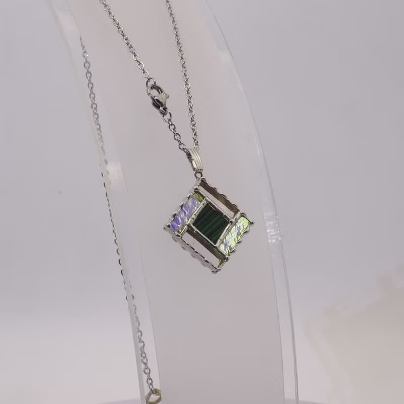 細密ステンドグラスと天然石のペンダント