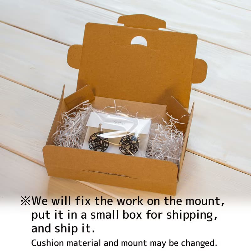 ふんわり、知性を纏う。ワイヤーメッシュ ドーナツ イヤリング【黒】【金具の変更無料】【有機的な膨らみと、無機的な編み目のギャップが面白い】