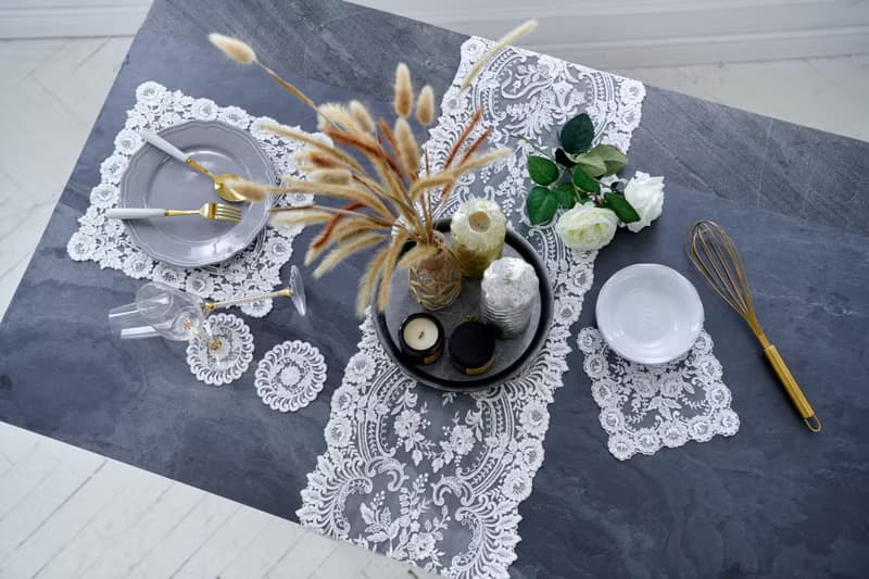 【禮盒禮物】唯美細骨亮片刺繡蕾絲桌巾-銀蔥象牙米