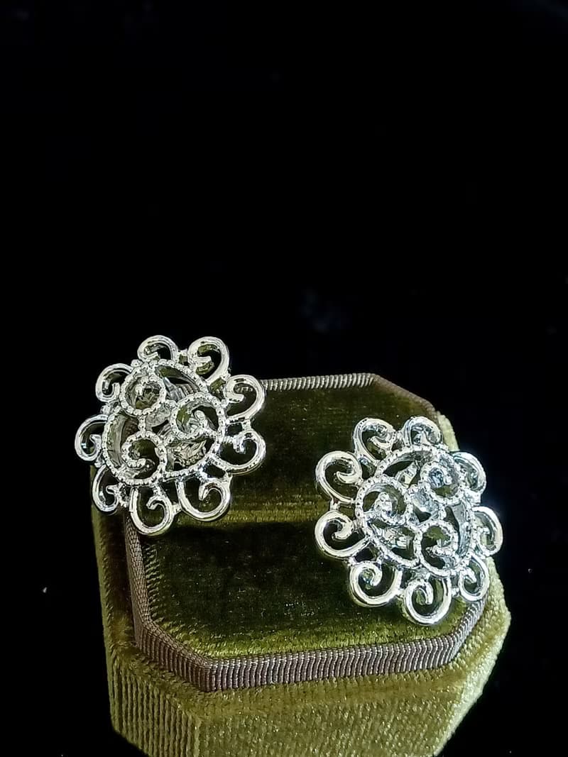 vintage jewelry SARAH COV 亮銀簍空雕花 夾式耳環
