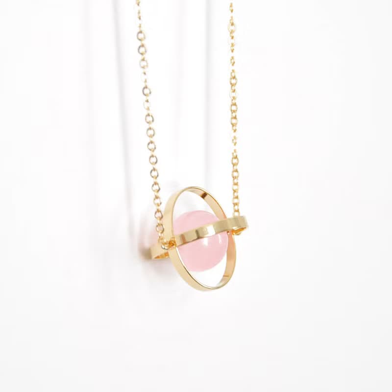 幸福星球。宇宙。金環。粉玉髓。 項鍊 Blessed Planet。Galaxy。Golden Ring。Pink Chalcedony。Necklace
