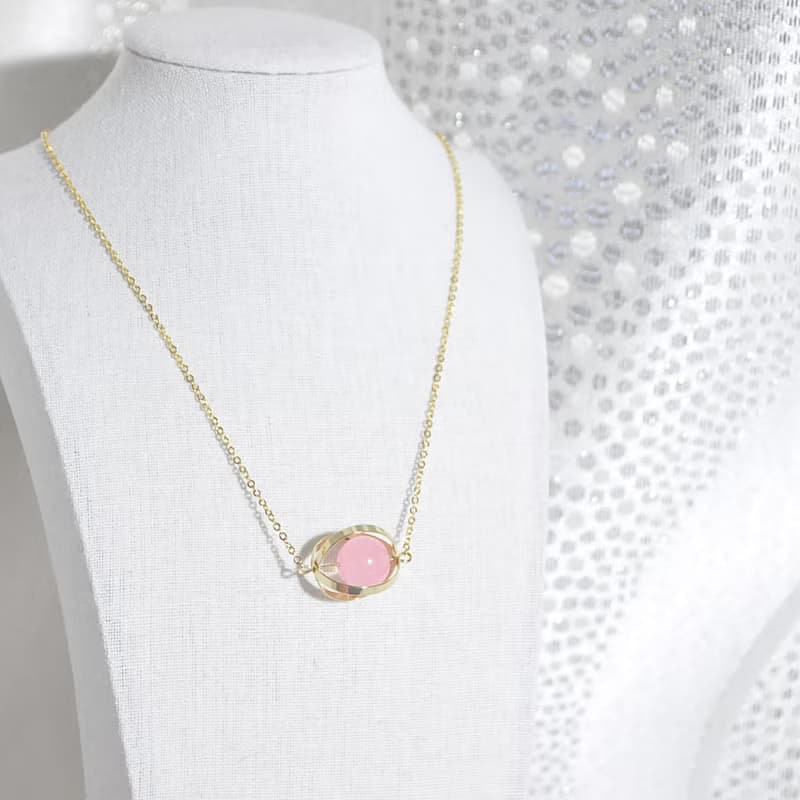 幸福星球。宇宙。金環。粉玉髓。 項鍊 Blessed Planet。Galaxy。Golden Ring。Pink Chalcedony。Necklace