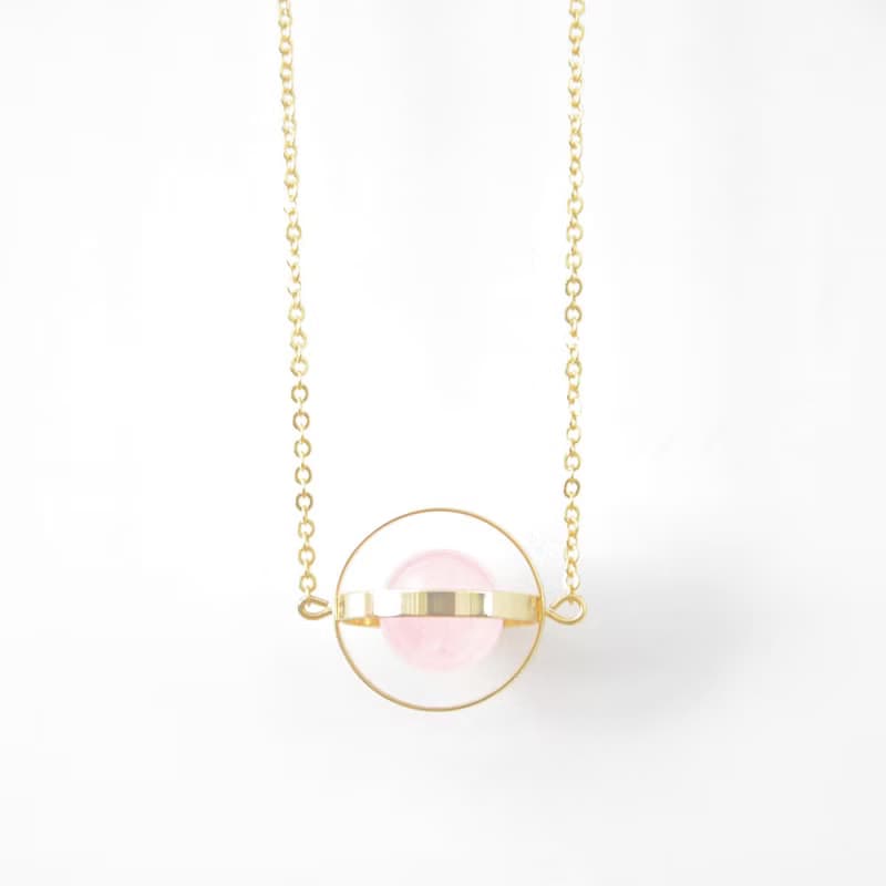 幸福星球。宇宙。金環。粉玉髓。 項鍊 Blessed Planet。Galaxy。Golden Ring。Pink Chalcedony。Necklace