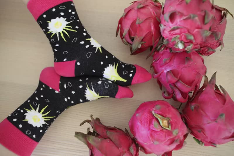 【紅肉火龍果花果襪】對稱/不對稱襪 暗夜裡的希望│愛的花火