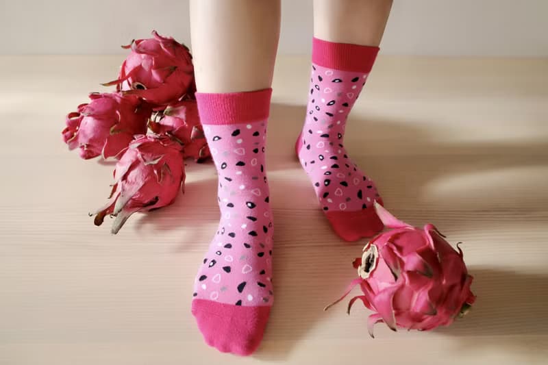 【紅肉火龍果花果襪】對稱/不對稱襪 暗夜裡的希望│愛的花火