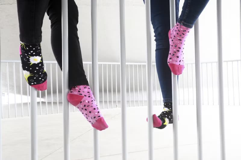 【紅肉火龍果花果襪】對稱/不對稱襪 暗夜裡的希望│愛的花火