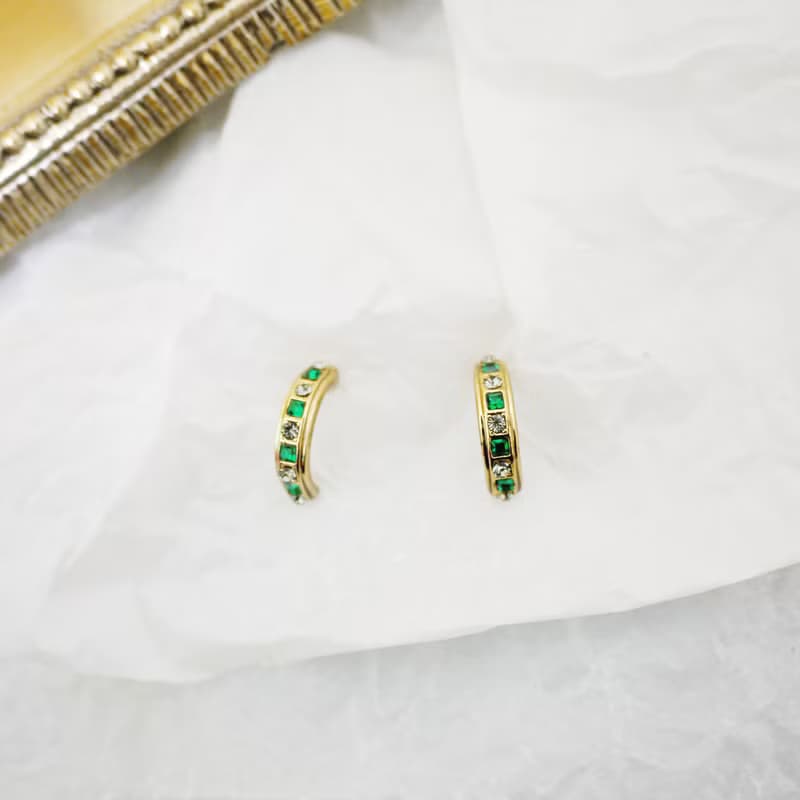 細緻閃耀綠寶半圓環 耳飾