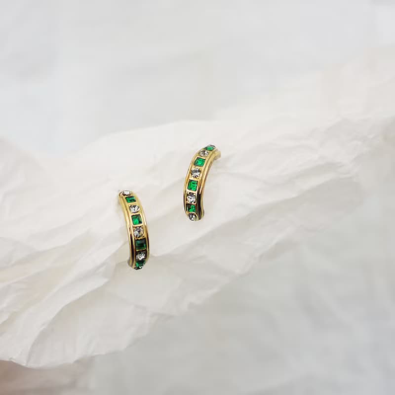 細緻閃耀綠寶半圓環 耳飾