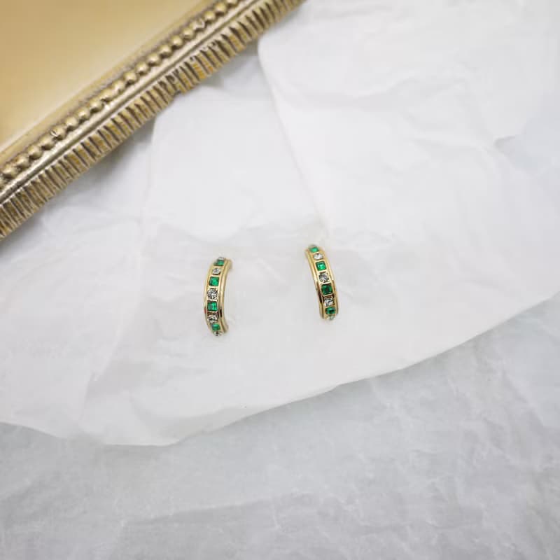 細緻閃耀綠寶半圓環 耳飾