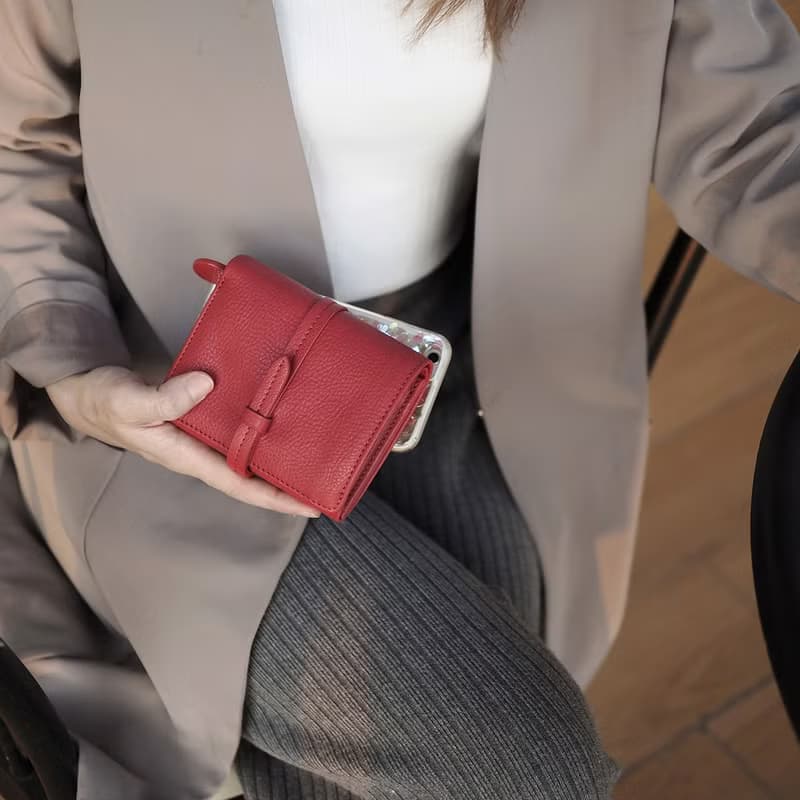 Charlotte 真牛皮摺疊錢包/短夾 : 巧克力色