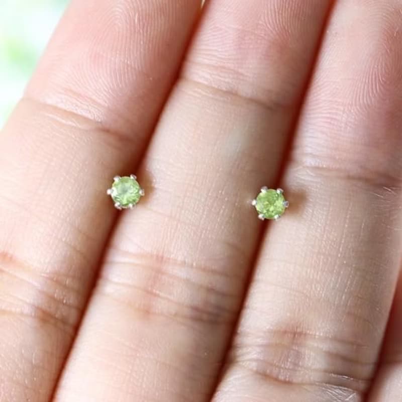 ペリドットのスタッドピアス 3mmベビーサイズ イヤリング可 8月誕生石