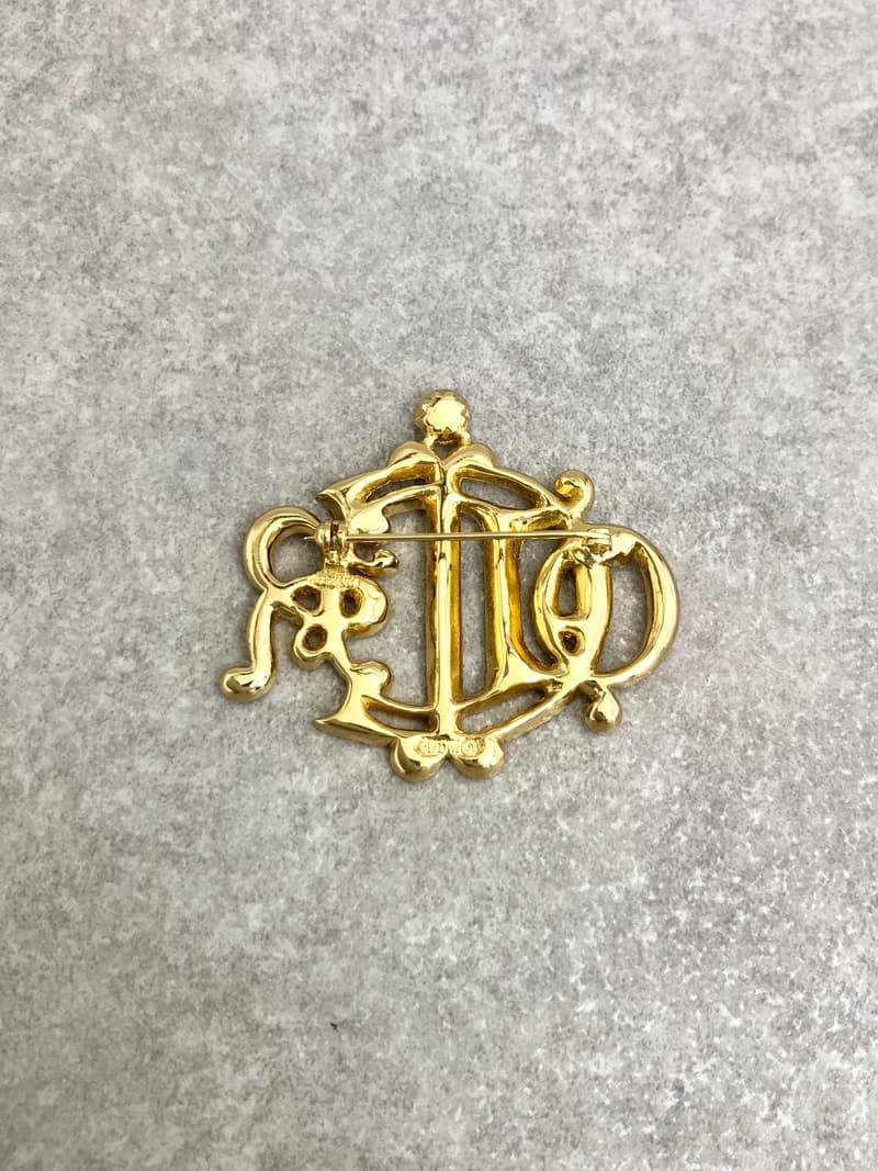 【 日本直送　名牌中古包 】Christian Dior クリスチャン ディオール ブローチ ゴールド ラインストーン エンブレム vintage zsia4m