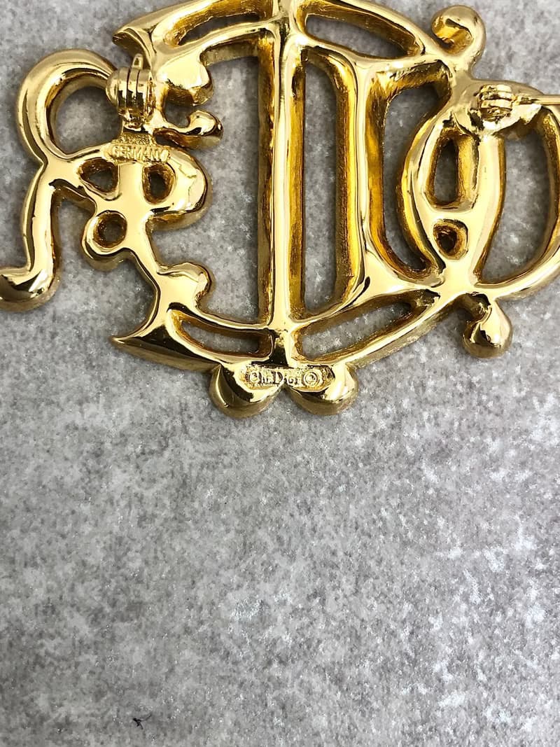 【 日本直送　名牌中古包 】Christian Dior クリスチャン ディオール ブローチ ゴールド ラインストーン エンブレム vintage zsia4m