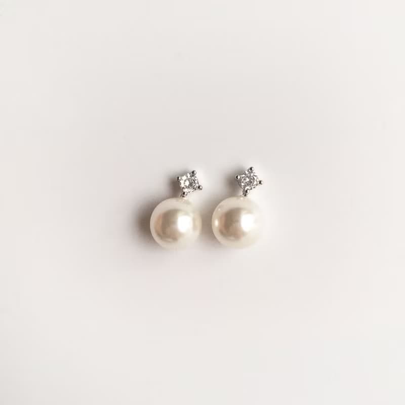 ホワイトクリスタルパールとジルコニアのノンホールピアスClip on Earring