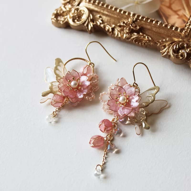 【粉櫻與蝶耳環】 不對稱耳環 櫻花 蝴蝶 耳環 耳夾