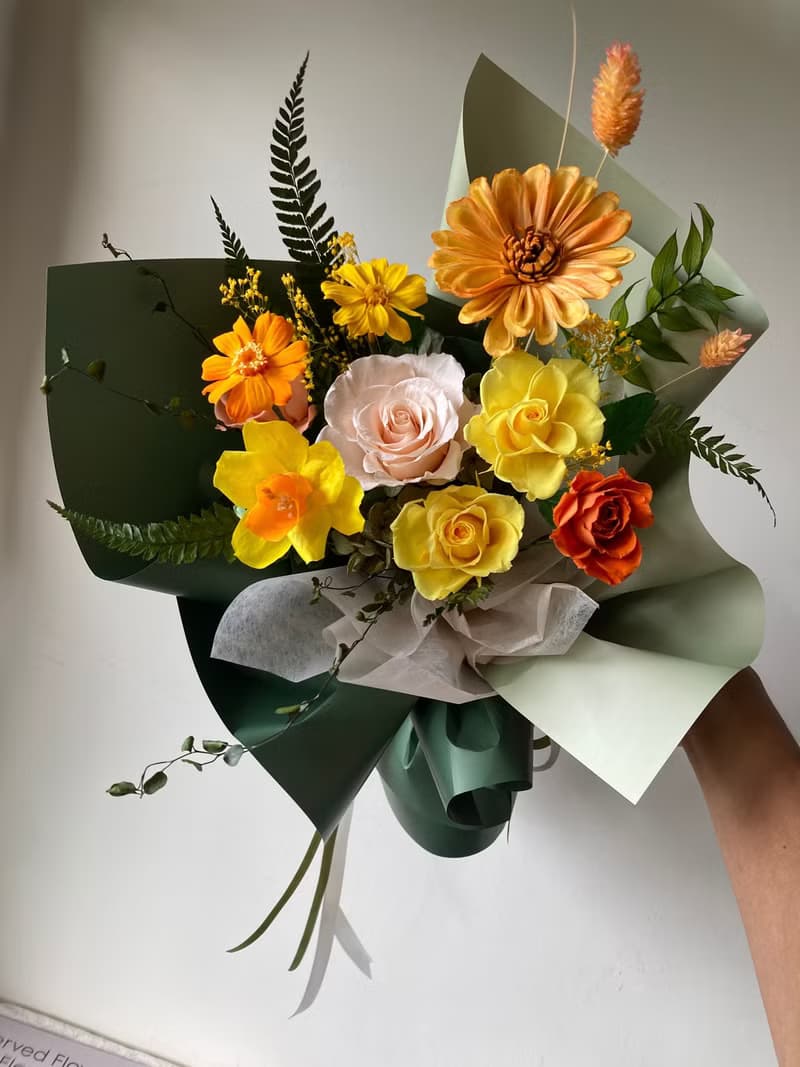 黃色系永生玫瑰花束。韓系空氣感 水仙花 情人節花束 古典花束
