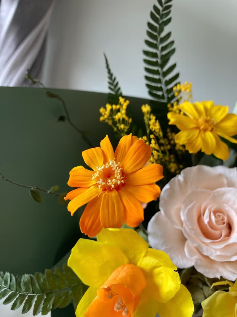 黃色系永生玫瑰花束。韓系空氣感 水仙花 情人節花束 古典花束