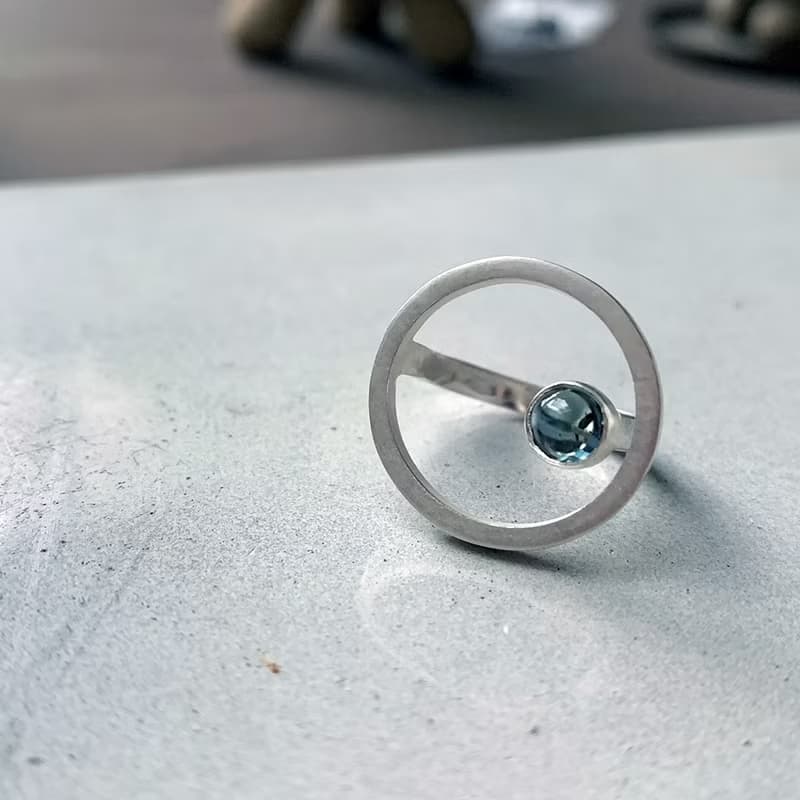 起點A款~純銀手工戒指鑲蛋面藍色拓帕石,青冶金工設計創作單品