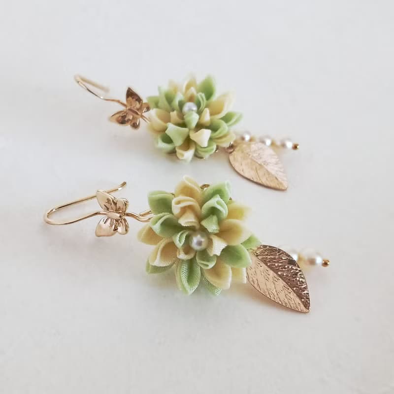春の訪れを告げる蝶と花のピアス　つまみ細工