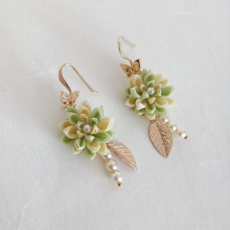 春の訪れを告げる蝶と花のピアス　つまみ細工