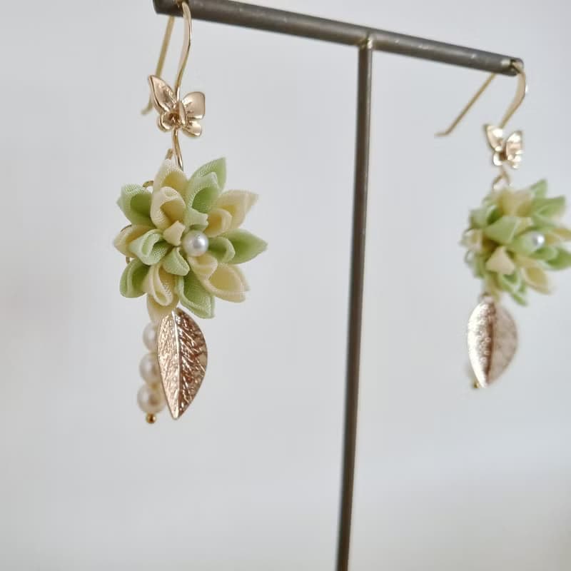 春の訪れを告げる蝶と花のピアス　つまみ細工
