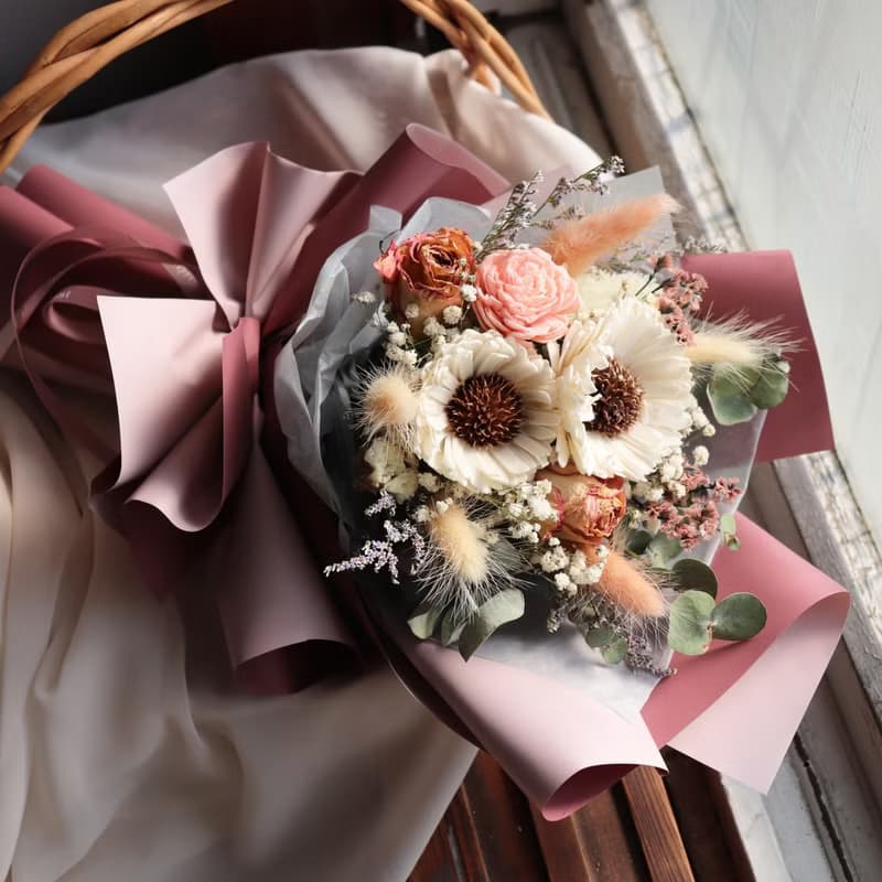- 少女 -  白色 向日葵 索拉花 x 乾燥花 粉嫩系 情人節 畢業花束
