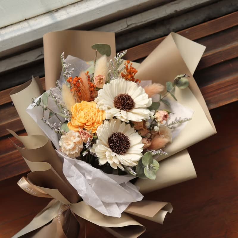 - 少女 -  白色 向日葵 索拉花 x 乾燥花 粉嫩系 情人節 畢業花束