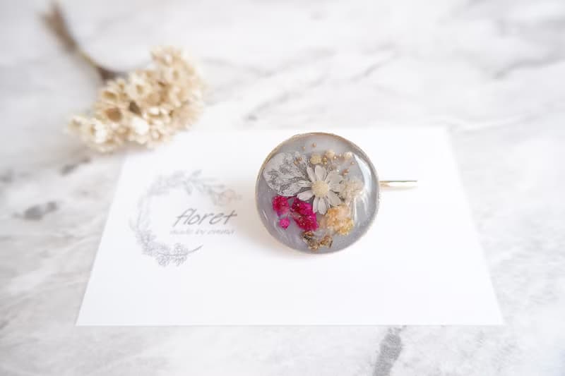 スターフラワーの花束　グレーゴールドのシックなポニーフック