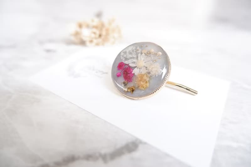 スターフラワーの花束　グレーゴールドのシックなポニーフック