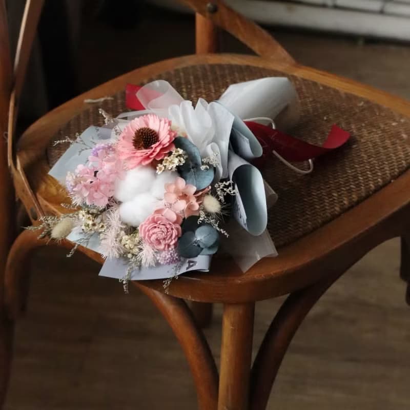 伴伴 | 撞色款永生花束 畢業季 畢業花束 永生花 乾燥花 擴香花