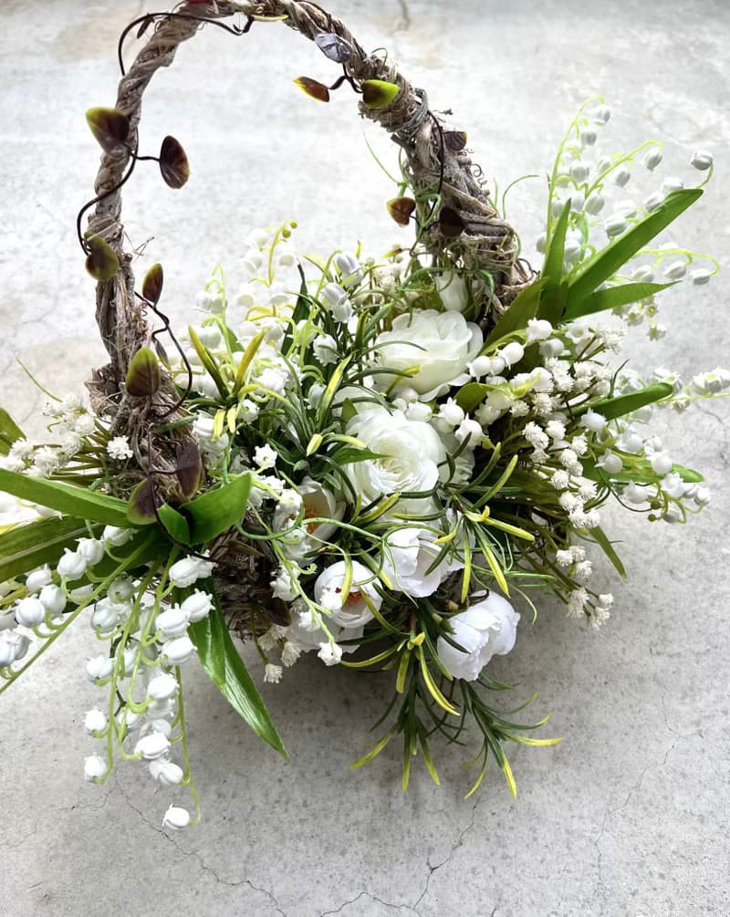 可愛い 鈴蘭とバラのバスケットブーケ 造花ブーケ 枯れない花のブーケ スズラン 結婚式 花嫁 アーティフィシャルフラワー