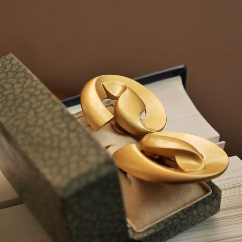 老又好古董珠寶 AVON 霧面啞光金色線條夾式耳環 C1147