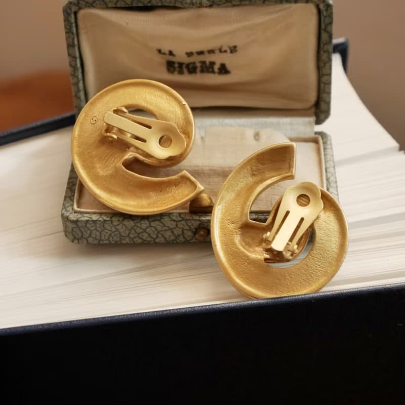 老又好古董珠寶 AVON 霧面啞光金色線條夾式耳環 C1147