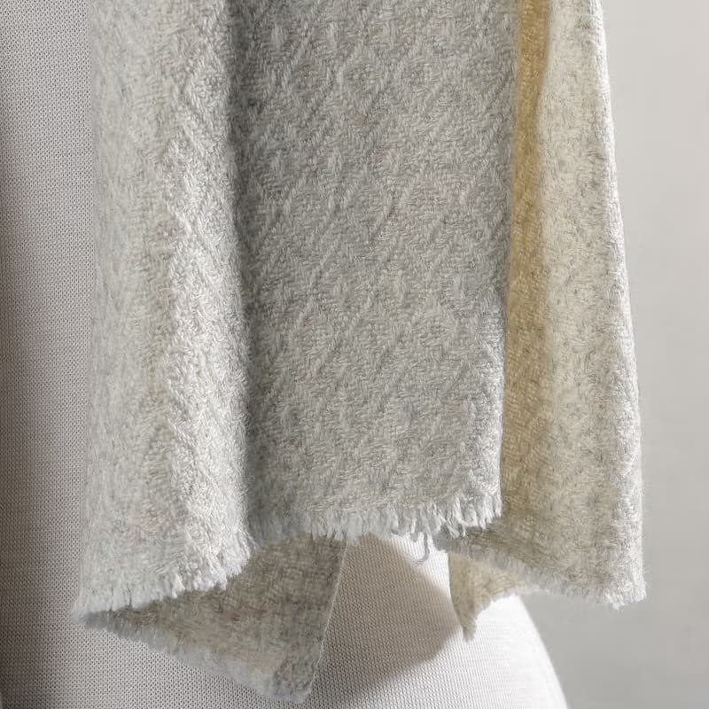 【厚款】喀什米爾羊毛圍巾/披肩  菱格紋原色淺灰白 手工機織